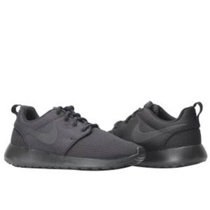 NIKE Women’s Roshe One All Black EUC Size 7